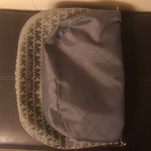 Michael Kors Gray Shoulder Bag with Classic Design - Picture 11 of 14